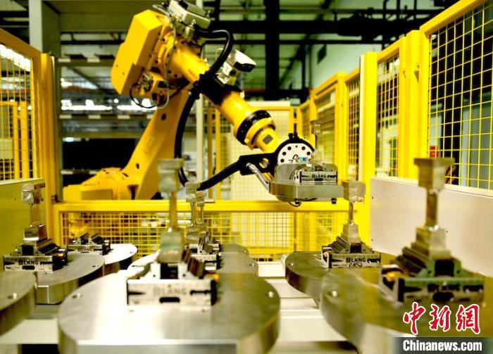 产线机器人放置完工叶片。　刘岗 摄